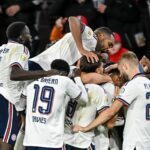Rücken noch enger zusammen: Die Bayern-Spieler nach dem 3:1 in Freiburg.
