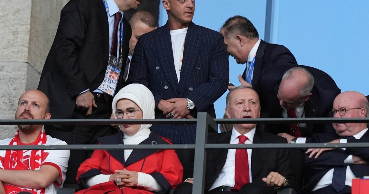 Mesut Özil (hinten M) polarisiert mit seinen Aussagen. (Archivbild)