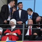 Mesut Özil (hinten M) polarisiert mit seinen Aussagen. (Archivbild)