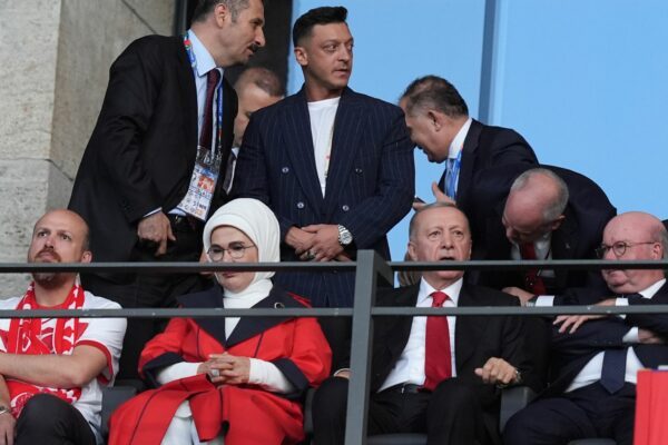 Mesut Özil (hinten M) polarisiert mit seinen Aussagen. (Archivbild)