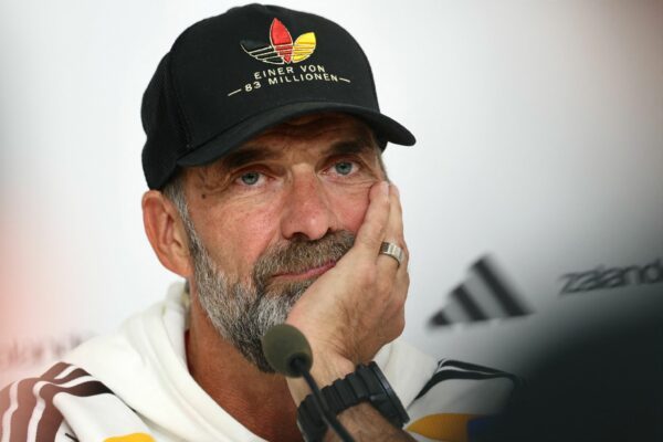 Das Kimmich-Thema nervt ihn: Jürgen Klopp bei der Pressekonferenz in Thessaloniki.