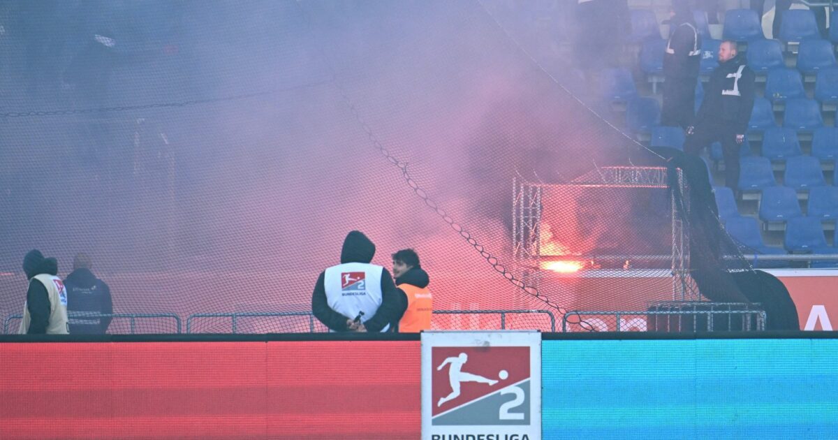 Das Niedersachsenderby war wegen Ausschreitungen unterbrochen worden.