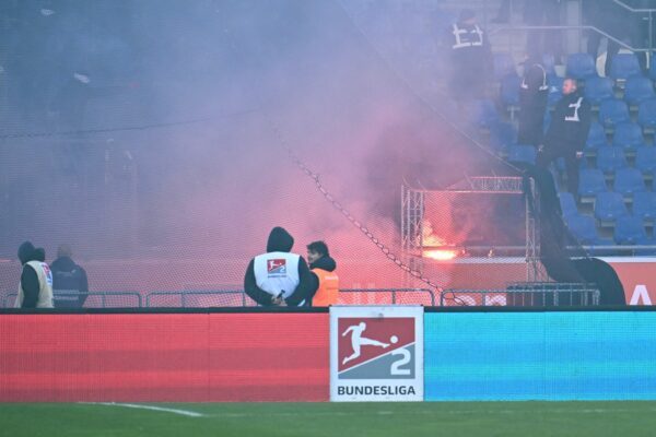 Das Niedersachsenderby war wegen Ausschreitungen unterbrochen worden.
