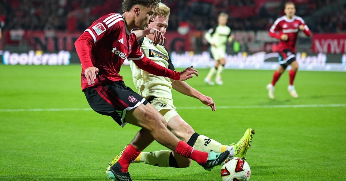 Nürnbergs Fernandez (vorne) im Zweikampf mit Kaiserslautern-Profi Haas.