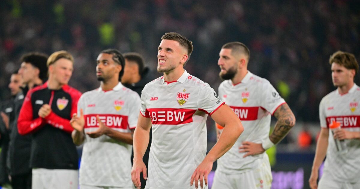 Ermedin Demirovic (M.) und seine VfB-Kollegen kurz nach dem Abpfiff.