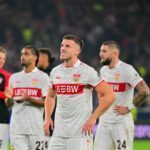 Ermedin Demirovic (M.) und seine VfB-Kollegen kurz nach dem Abpfiff.