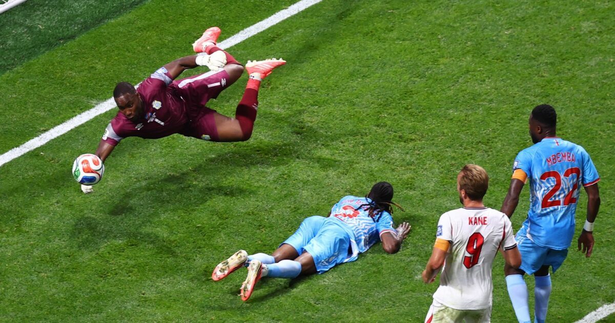Kongos Torwart Lionel Mpasi im Duell mit den Engländern bei der WM.