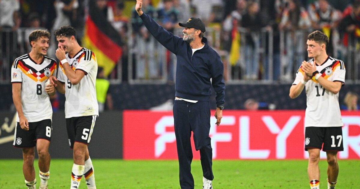 Jürgen Klopp mit seinem famosen Mittelfeld-Trio nach dem Spiel.