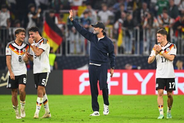 Jürgen Klopp mit seinem famosen Mittelfeld-Trio nach dem Spiel.