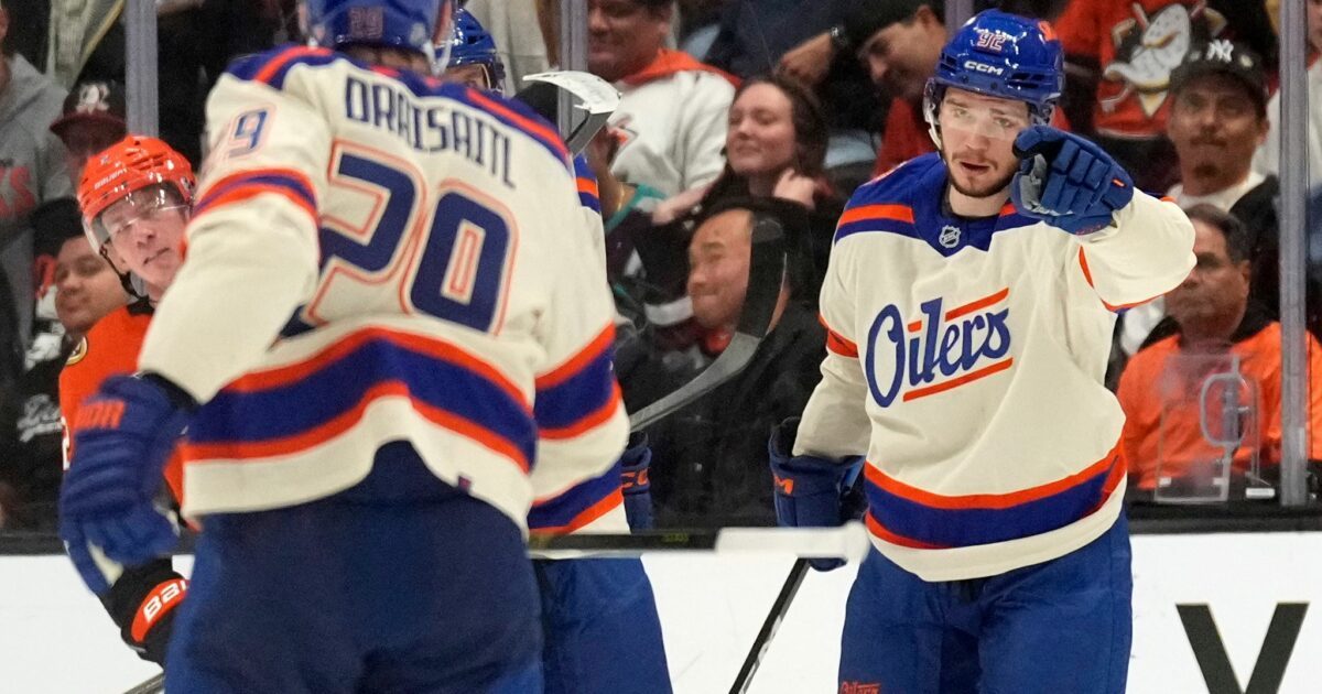 Dank an den Vorlagengeber: Draisaitl (links) kam im zweiten Drittel auf vier Assists.