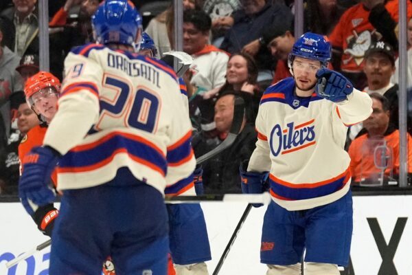 Dank an den Vorlagengeber: Draisaitl (links) kam im zweiten Drittel auf vier Assists.