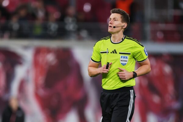 Daniel Siebert musste die Spielleitung in Hoffenheim verletzt abbrechen. (Archivbild)