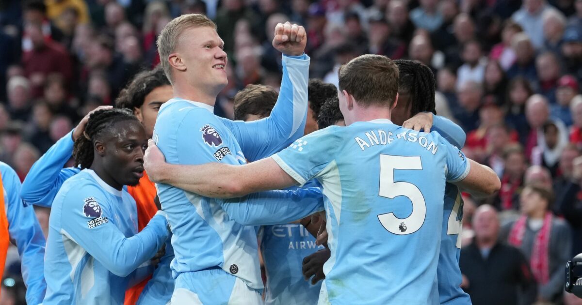 Das Team um Topstürmer Erling Haaland (M) ist Spitzenreiter der Premier League - und dennoch droht der Abstieg. (Archivbild)