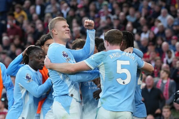 Das Team um Topstürmer Erling Haaland (M) ist Spitzenreiter der Premier League - und dennoch droht der Abstieg. (Archivbild)