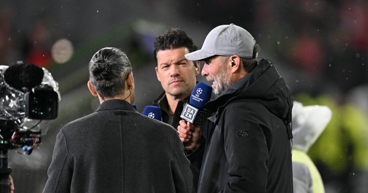 Bundestrainer Jürgen Klopp (r) rätselt im Halbzeit-Talk bei DAZN über Bayerns Defensiv-Taktik.