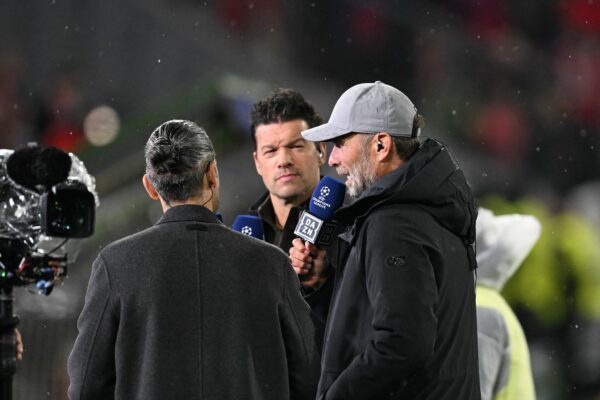 Bundestrainer Jürgen Klopp (r) rätselt im Halbzeit-Talk bei DAZN über Bayerns Defensiv-Taktik.