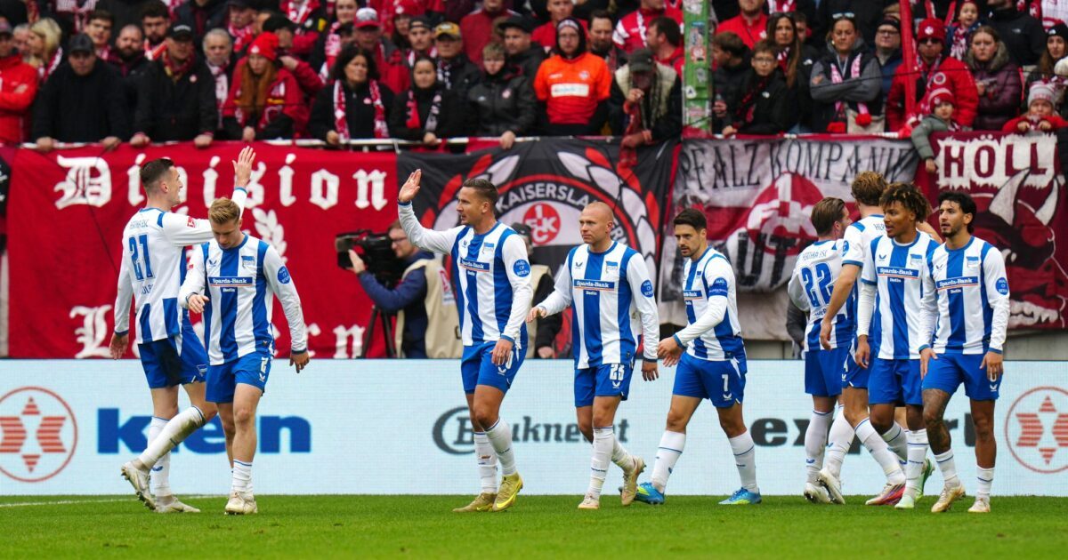 Die Spieler von Hertha BSC jubeln über den Treffer zum 1:0 von Sebastian Grönning.