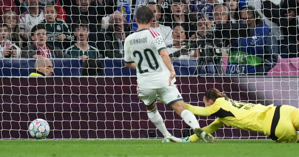 Bernardo Silva von Real Madrid (l) erzielt das erste Tor für seine Mannschaft gegen RB Leipzig.