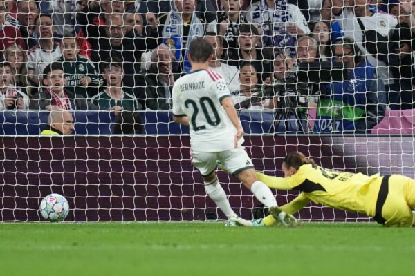 Bernardo Silva von Real Madrid (l) erzielt das erste Tor für seine Mannschaft gegen RB Leipzig.
