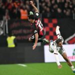 Lucas Vázquez (l) widmete den Sieg und sein Tor gegen Nürnberg den Opfern des Zugunglücks in seiner spanischen Heimat.