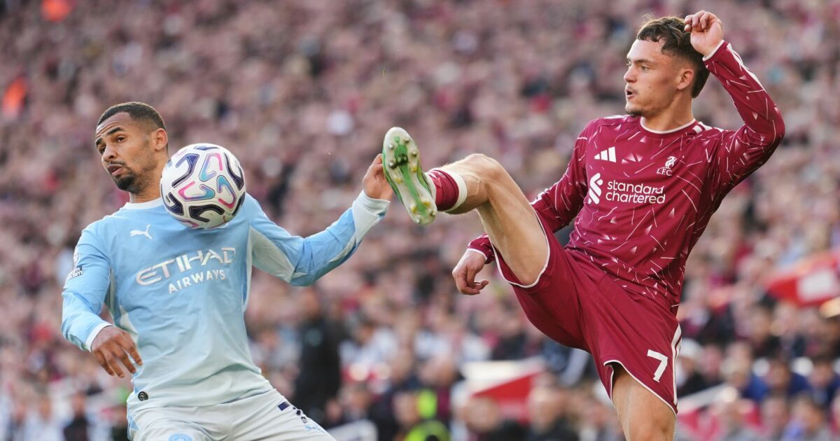 Florian Wirtz (r) tut sich beim FC Liverpool weiter schwer.