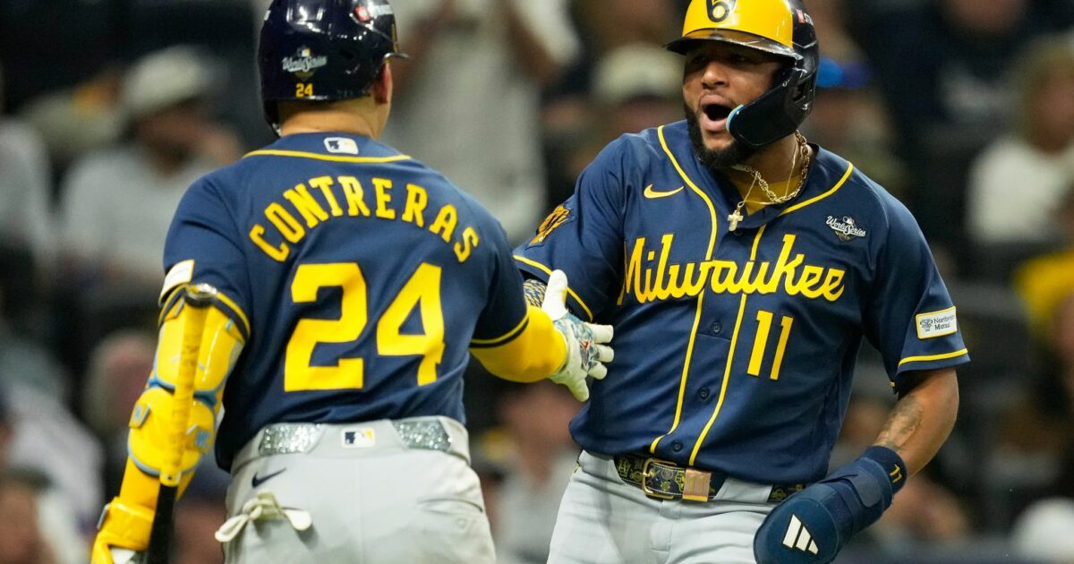 Jackson Chourio (r.) spielt eine historisch gute World Series für die Brewers.
