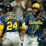 Jackson Chourio (r.) spielt eine historisch gute World Series für die Brewers.