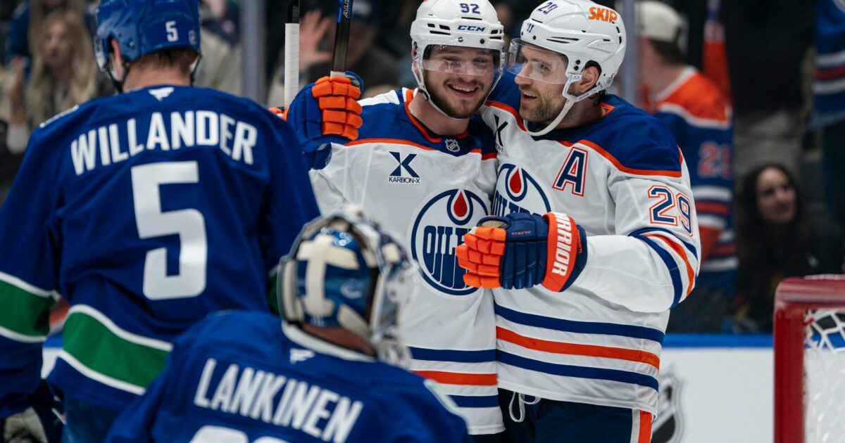 Leon Draisaitl (l) gelangen beim Sieg gegen Vancouver seine ersten Saisontreffer.