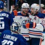 Leon Draisaitl (l) gelangen beim Sieg gegen Vancouver seine ersten Saisontreffer.