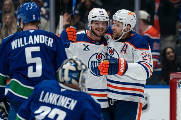 Leon Draisaitl (l) gelangen beim Sieg gegen Vancouver seine ersten Saisontreffer.