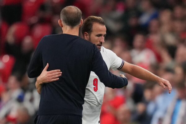 Von seinem Trainer Thomas Tuchel (l) bekam Harry Kane nach seinem Rekordspiel Lob.