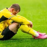 BVB-Profi Julian Ryerson saß nach dem nächsten Rückschlag enttäuscht auf dem Rasen.
