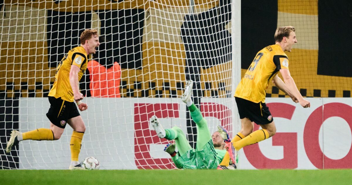 Schalkes Torwart Loris Karius (M) kann die 1:0-Führung von Dynamo Dresden nicht verhindern.