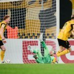 Schalkes Torwart Loris Karius (M) kann die 1:0-Führung von Dynamo Dresden nicht verhindern.
