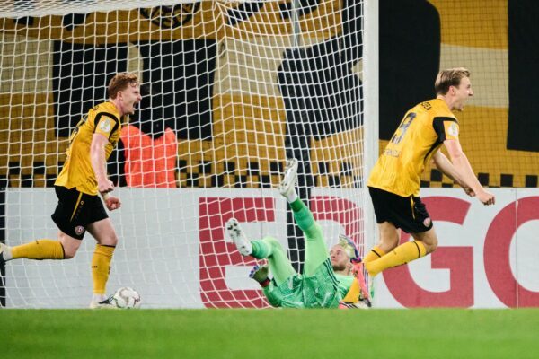 Schalkes Torwart Loris Karius (M) kann die 1:0-Führung von Dynamo Dresden nicht verhindern.