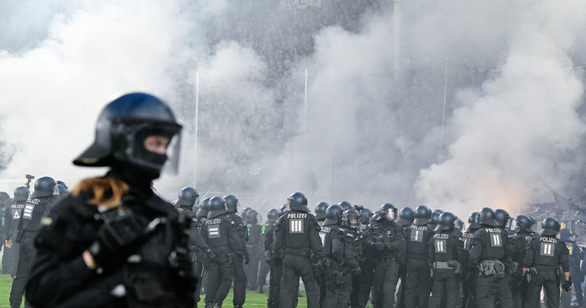 Das Pokal-Derby zwischen Waldhof Mannheim und Kaiserslautern stand kurz vor dem Abbruch. (Archivbild)