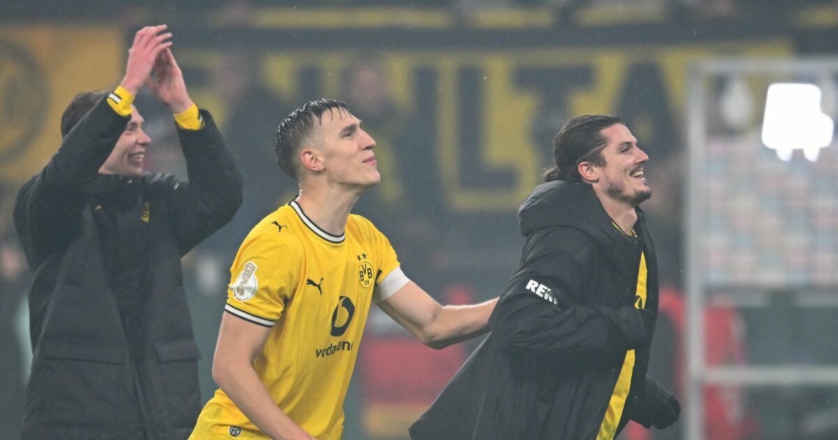 Feierten nach dem Last-Minute-Sieg im Pokal gemeinsam vor der Dortmunder Südtribüne: Nico Schlotterbeck (l) und Marcel Sabitzer.