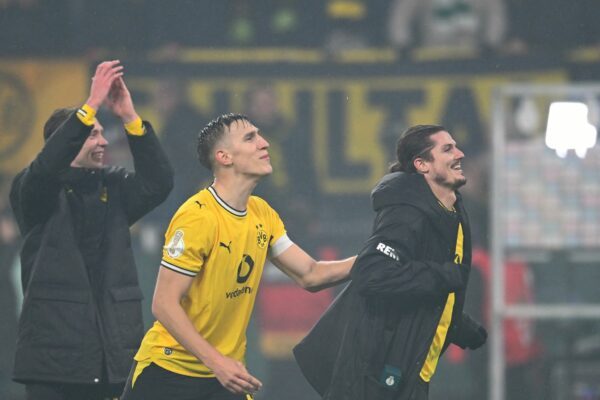 Feierten nach dem Last-Minute-Sieg im Pokal gemeinsam vor der Dortmunder Südtribüne: Nico Schlotterbeck (l) und Marcel Sabitzer.