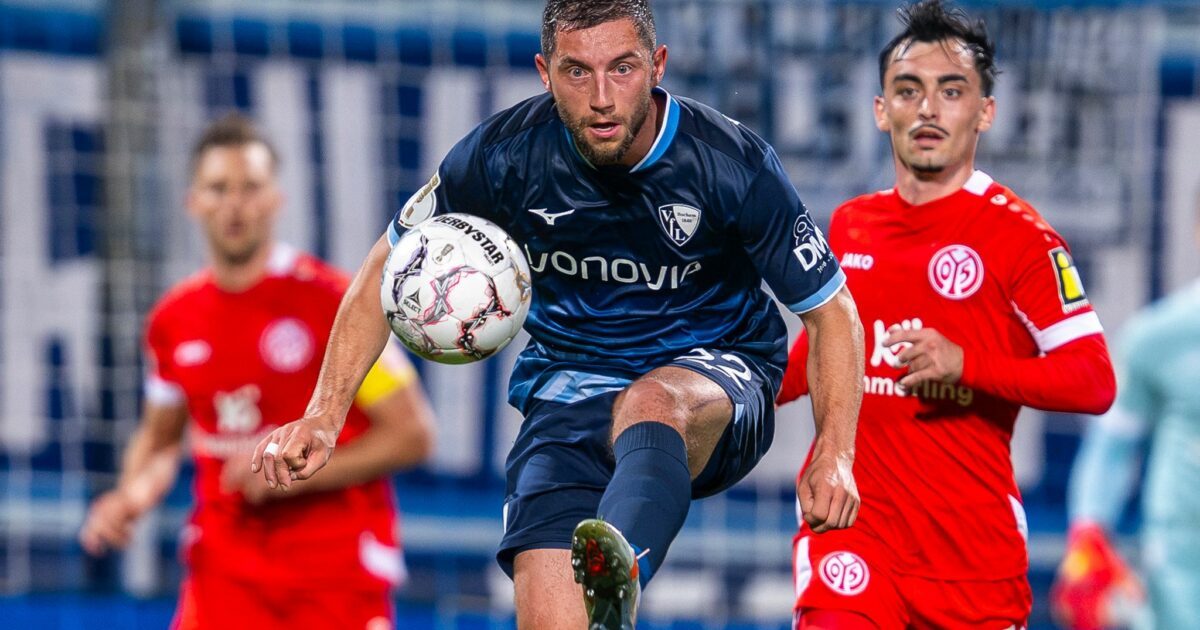 Bochums Maximilian Wittek behauptet den Ball vor Paul Nebel.