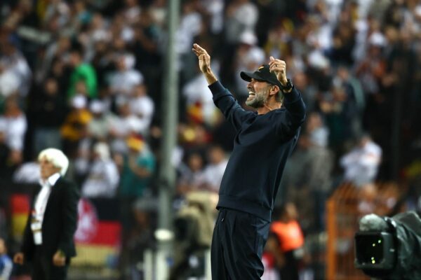 Jürgen Klopp in Aktion am Spielfeldrand.