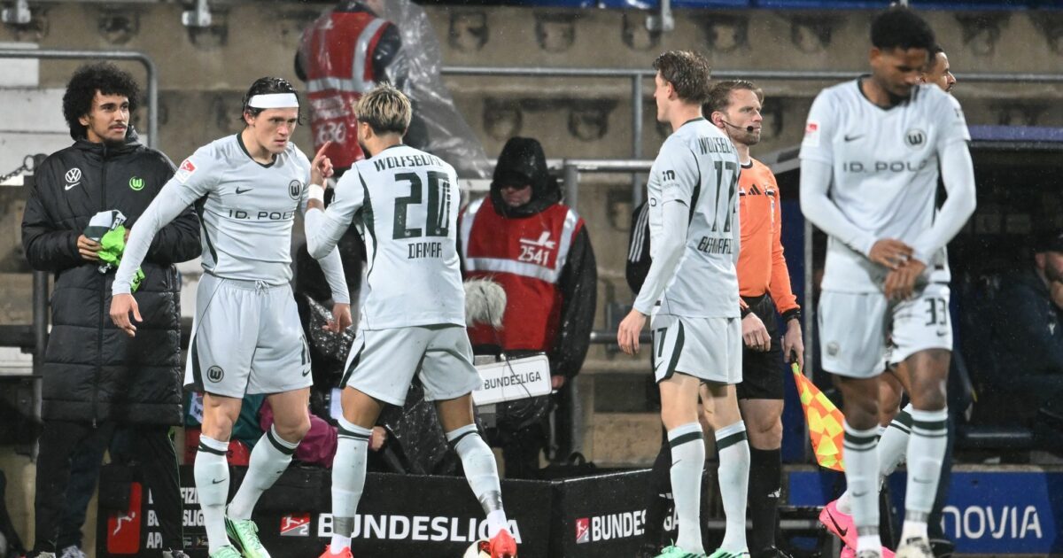 Fabian Reese (2.v.l.) trifft zur Führung der Wolfsburger.