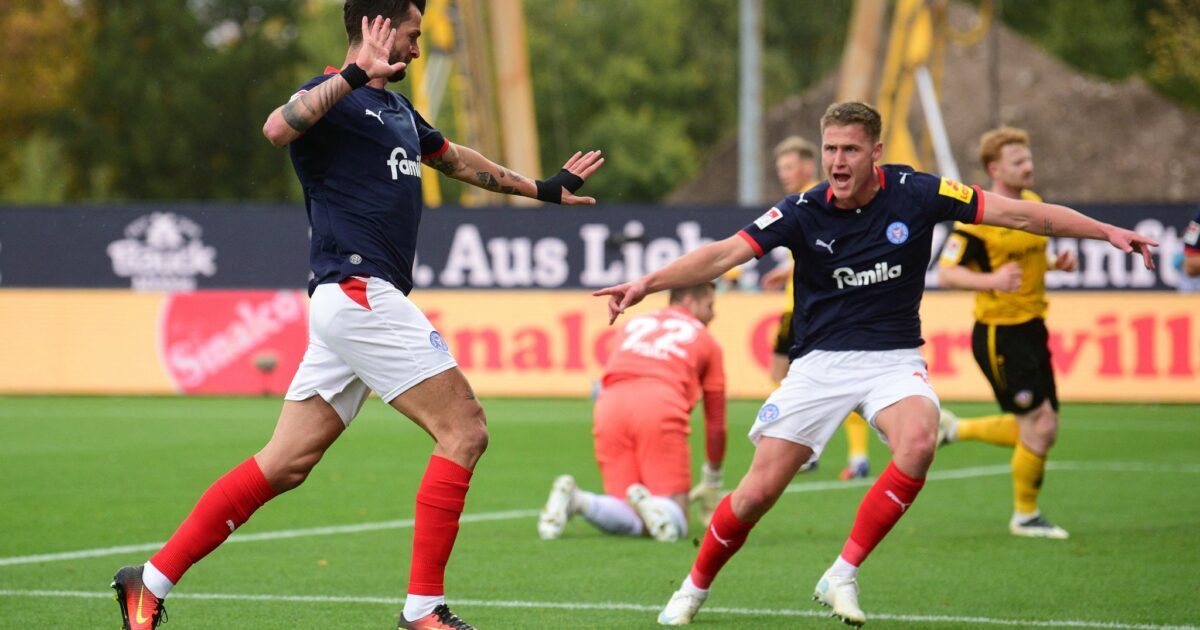 Kiels Giorgi Kwilitaia (l) jubelt nach seinem Tor zum 1:0 neben Kiels Phil Harres.