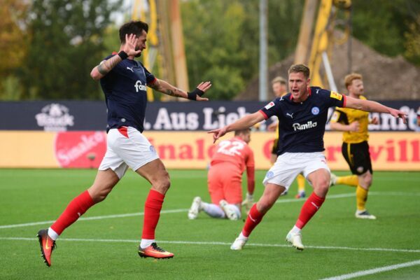 Kiels Giorgi Kwilitaia (l) jubelt nach seinem Tor zum 1:0 neben Kiels Phil Harres.