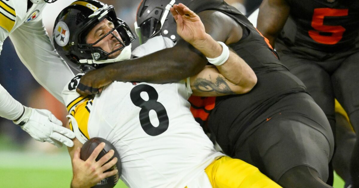 Steelers-Quarterback Aaron Rodgers wird von einem Cleveland-Verteidiger zu Fall gebracht.