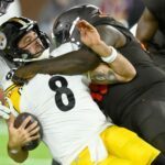 Steelers-Quarterback Aaron Rodgers wird von einem Cleveland-Verteidiger zu Fall gebracht.