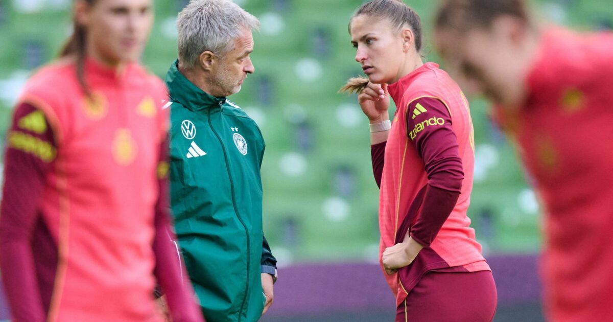 Bundestrainer Christian Wück im Gespräch mit Melissa Kössler.