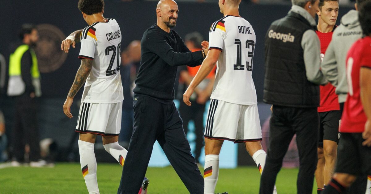 Trainer Antonio Di Salvo gratulierte seinen Spielern zur EM-Qualifikation.