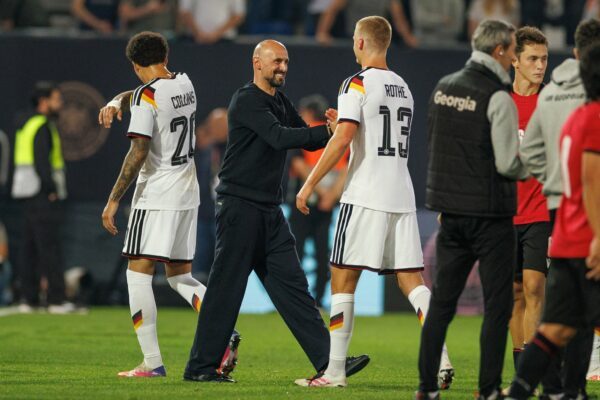 Trainer Antonio Di Salvo gratulierte seinen Spielern zur EM-Qualifikation.