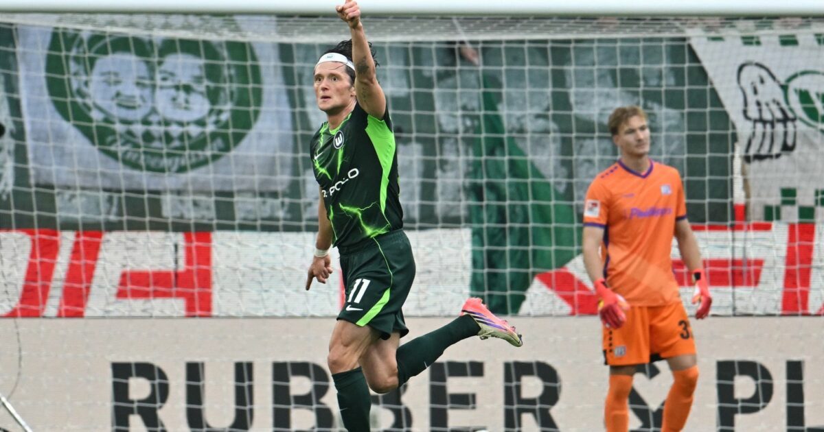 Wolfsburgs Fabian Reese jubelt über sein Tor zum 1:0 gegen Osnabrück.