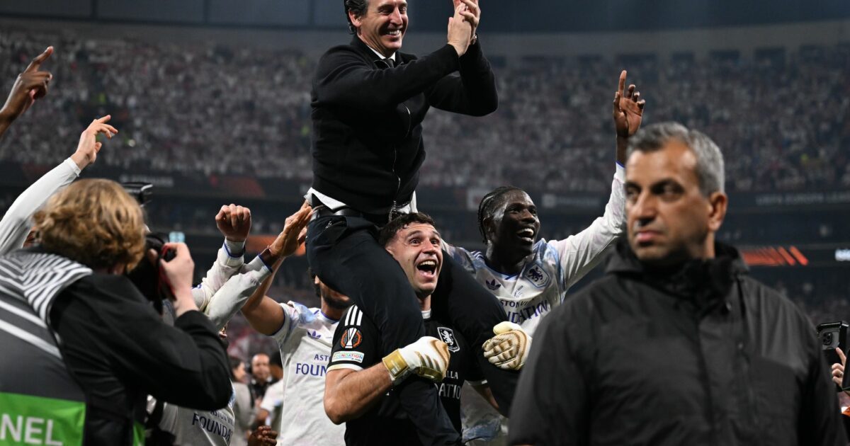 Emiliano Martínez feierte im Mai mit Trainer Unai Emery auf den Schultern Aston Villas Sieg in der Europa League.
